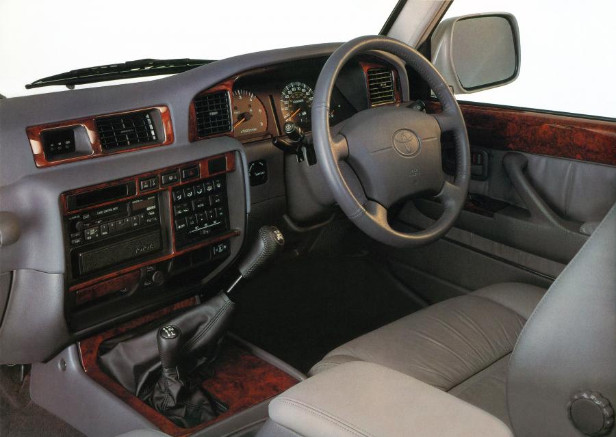 Интерьер Toyota Land Cruiser Amazon VX (HDJ81V) 1995 года  (UK) (фото 5 из 7)
